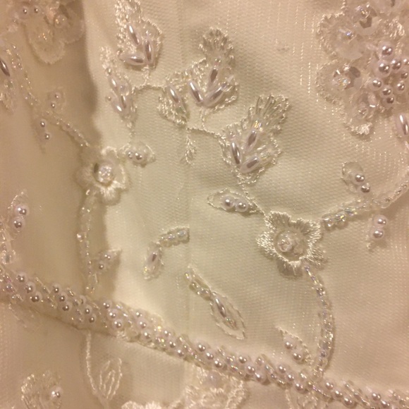 Wedding dress. - Picture 5 of 6